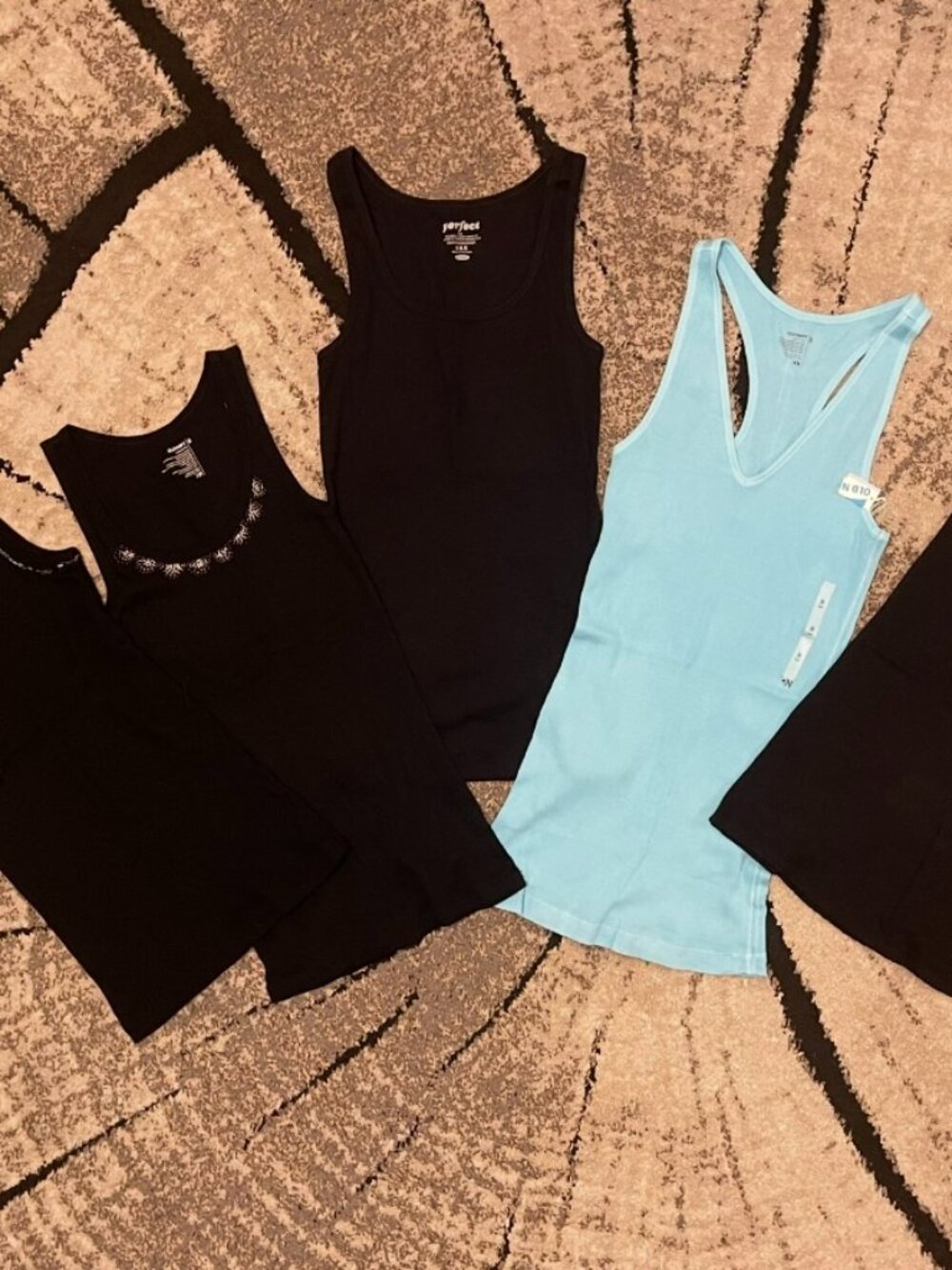 Set of 5 Women's Size Medium Old Navy Tanks - 1 NWT!
